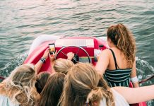 Αν βγάζεις πολλές selfies, διάβασε τι λένε οι έρευνες για την ψυχική σου υγεία