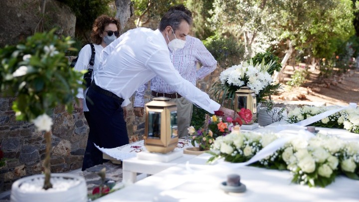 Ο πρωθυπουργός με την οικογένειά του, παρέστη στο μνημόσυνο για τη συμπλήρωση τεσσάρων χρόνων από το θάνατο του Κων. Μητσοτάκη