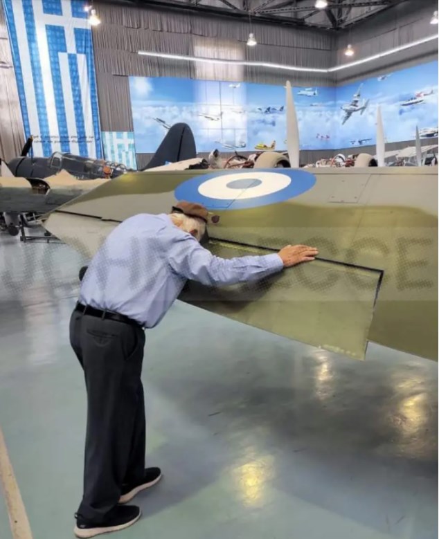 Φωτογραφία Ημέρας: «Υπόκλιση»στο ελληνικό Spitfire  από τον 91χρονο Βετεράνο πιλότο