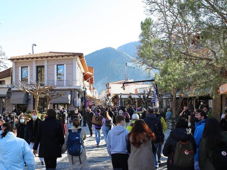 Το αδιαχώρητο με χιλιάδες επισκέπτες στα Καλάβρυτα