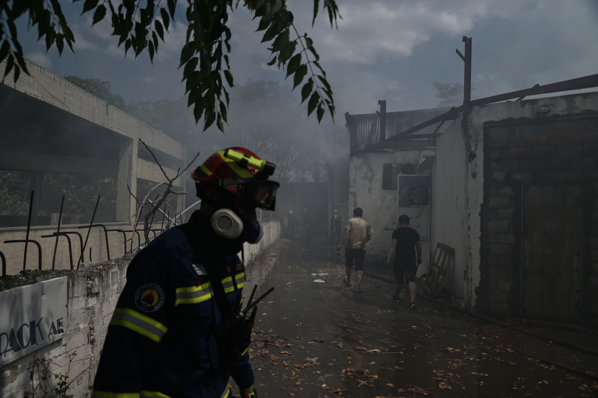 Φωτιά στον Ελαιώνα: Διασωληνώθηκε το 14χρονο προσφυγόπουλο
