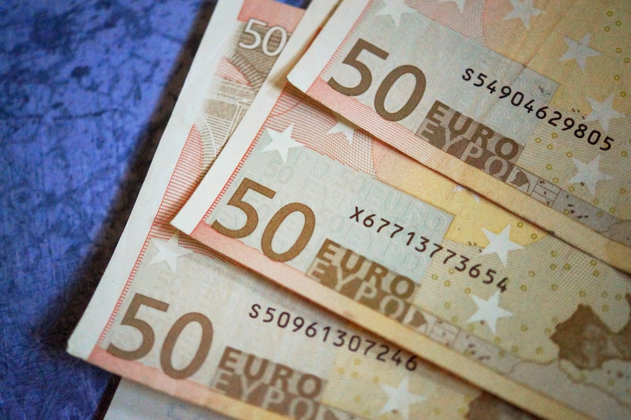 Πριν τα Χριστούγεννα η καταβολή της επιταγής ακρίβειας – Ποιους αφορά