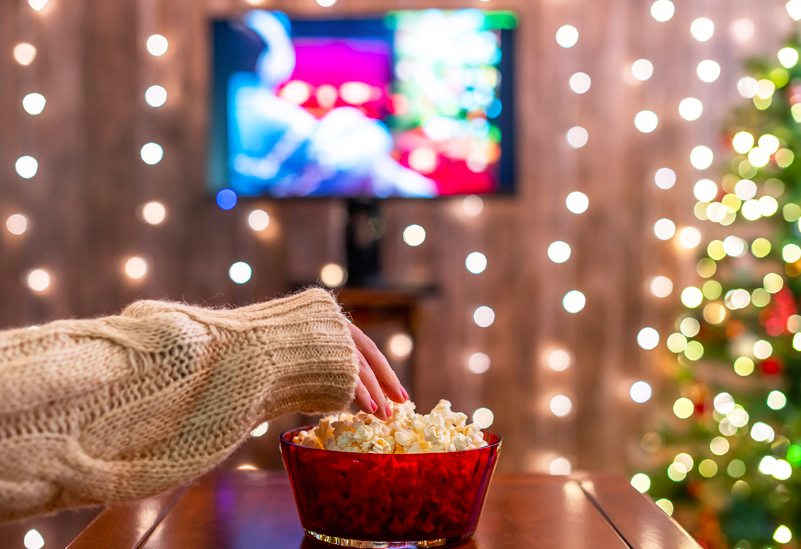 Γιατί το να βλέπουμε χριστουγεννιάτικες ταινίες μάς κάνει -σύμφωνα με την επιστήμη- ευτυχισμένους