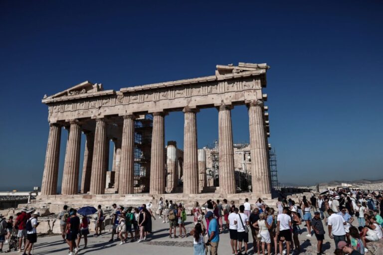 Συναγερμός στην Ακρόπολη: Άνδρας με μαχαίρι τραυμάτισε δύο Αμερικανούς τουρίστες
