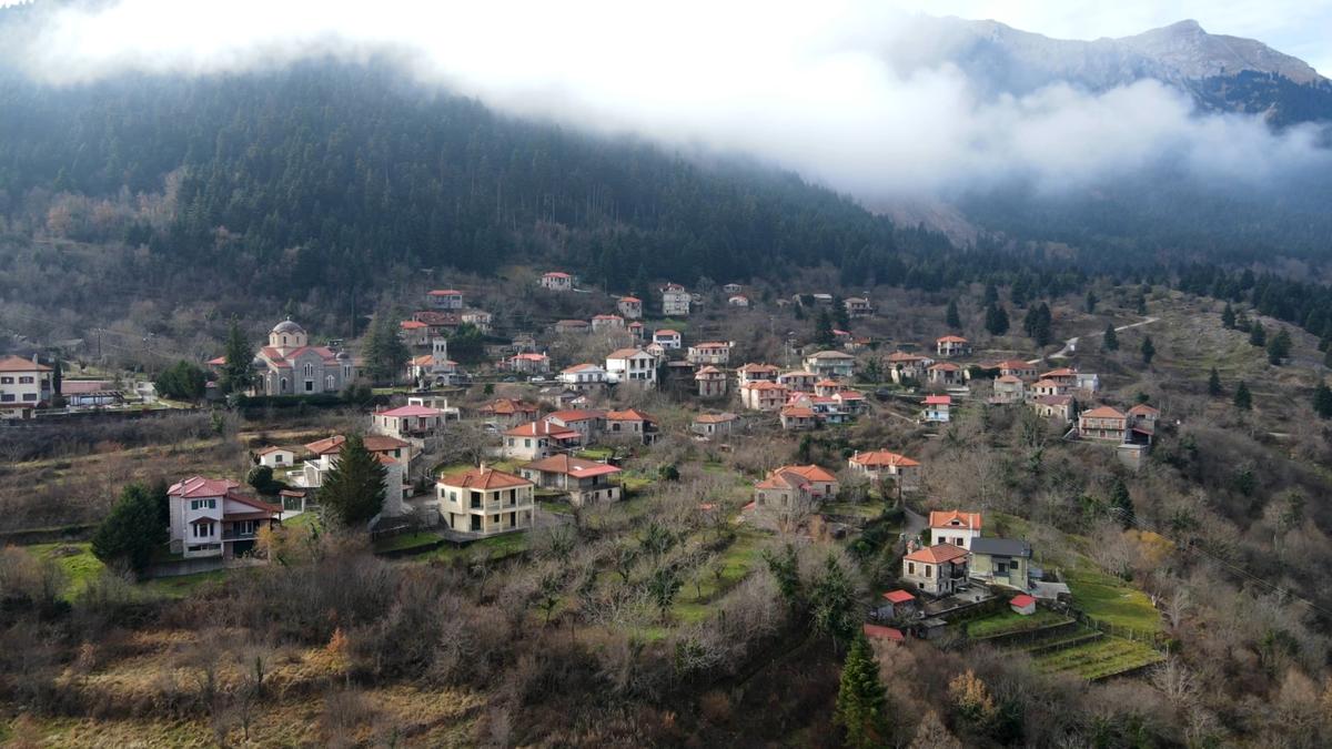 Μικρό Χωριό: Το παραμυθένιο χωριό της Ευρυτανίας μέσα στο πυκνό ελατοδάσος