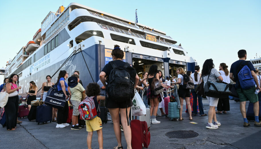 Ταλαιπωρία για 950 επιβάτες στον Πειραιά – Μηχανική βλάβη σε πλοίο που θα πήγαινε Αίγινα και Αγκίστρι