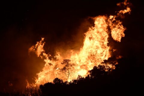 Δύσκολη νύχτα στην Αττική – Η φωτιά καίει από Κερατέα έως την Ανάβυσσο