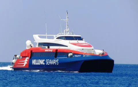 Μηχανική βλάβη στο Flying Cat III – Πλέει με μειωμένη ταχύτητα προς Πόρο