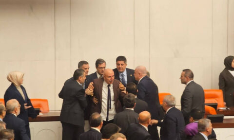 Τουρκία: Πιάστηκαν στα χέρια στη Bουλή με αφορμή την αλλαγή υπουργού Δικαιοσύνης (βίντεο)