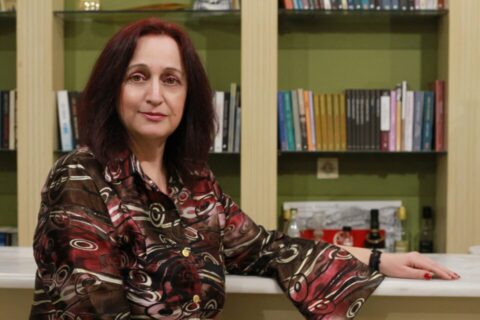 Η σκηνοθέτις του έργου «Η θεία από το Σικάγο» της Θεατρικής Ομάδας Πύργου στην εφημ. «Πατρίς»