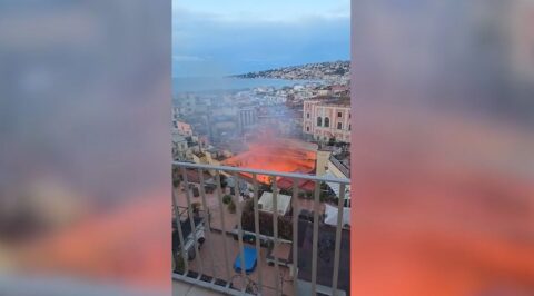 Πυρκαγιά κατέστρεψε το θέατρο Σανατζάρο της Νάπολης