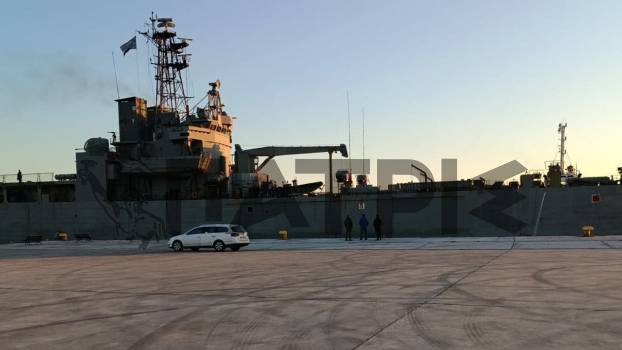 Πόλεμος στη Μέση Ανατολή – Κλιμακώνεται η εμπλοκή της Ελλάδας: Πολεμικός εξοπλισμός «έφυγε» από το λιμάνι της Κυλλήνης ΦΩΤΟ