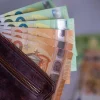 Τα επτά μέτρα άμεσης εφαρμογής για την στήριξη των πολιτών – Από τα 150 ευρώ για κάθε παιδί έως τις 72 δόσεις