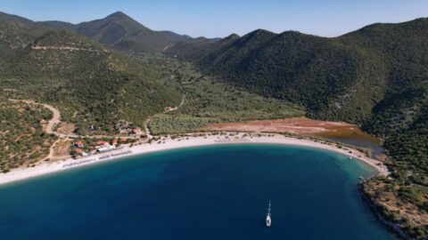 «Οι Γαλάζιες Σημαίες δεν κερδίζονται με επικοινωνία» – Παρέμβαση Χονδρογιάννη για την απουσία Γαλάζιων Σημαιών στη Νότια Κυνουρία