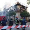 Καλλιθέα: Συγκλονιστικές εικόνες από το φλεγόμενο διώροφο κτήριο: Ο ένας ένοικος πρόλαβε και βγήκε, η σύζυγός του πήδηξε από το μπαλκόνι και την έπιασαν περαστικοί