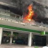 Θεσσαλονίκη: Φωτιά σε διαμέρισμα πάνω από βενζινάδικο – Από το μπαλκόνι απεγκλωβίστηκαν δύο άτομα