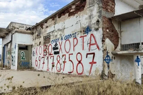 Άργος: Η ώρα της απολογίας των αστυνομικών – Ξεσπά η μητέρα του 20χρονου – «Το παιδί μου έχει αυτισμό και φοβάται την Αστυνομία»