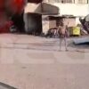 Ασπρόπυργος: Συγκλονιστικό βίντεο με εργαζόμενο να βγαίνει καμένος μέσα από το φλεγόμενο κτήριο