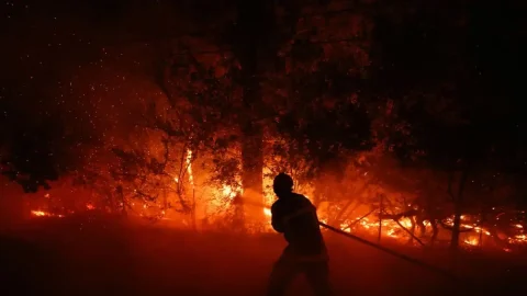 Κόλαση φωτιάς στη νοτιοδυτική Γαλλία: Εκκενώνεται με το θέρετρο Καπ Φερέ – Άνθρωποι απομακρύνoνται με βάρκες