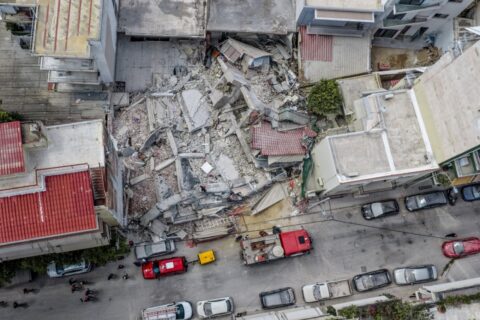 «Έχουμε εκεί ένα θέμα»: Τα SMS που δείχνουν ότι οι μηχανικοί γνώριζαν τον κίνδυνο κατάρρευσης στα Πετράλωνα, πώς απετράπη η τραγωδία