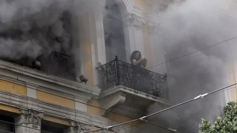 Συνελήφθησαν δύο 42χρονοι για τον εμπρησμό στη Marfin με τους τρεις νεκρούς το 2010, αναζητείται μία 46χρονη