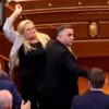 Χαμός στη βουλή του Κοσόβου: Βουλευτής της αντιπολίτευσης πέταξε αυγά στον υπηρεσιακό πρωθυπουργό