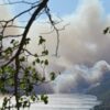 Μαίνεται η φωτιά στο Πόρτο Γερμενό: Καίγονται σπίτια – Επιμένουν οι θυελλώδεις άνεμοι