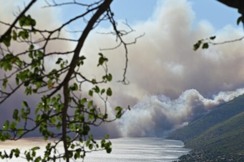Μαίνεται η φωτιά στο Πόρτο Γερμενό: Καίγονται σπίτια – Επιμένουν οι θυελλώδεις άνεμοι