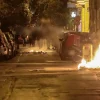 Επεισόδια στα Εξάρχεια τα ξημερώματα: Φωτιές σε κάδους, επίθεση με πέτρες σε πυροσβέστες – 2 συλλήψεις