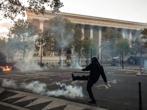 Γαλλία: Σοβαρά επεισόδια στο Παρίσι πριν από το διάγγελμα Μακρόν – Οδοφράγματα και δακρυγόνα