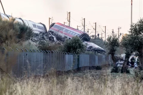 Σύγκρουση τρένων στην Ισπανία: «Κανείς δεν μας λέει τίποτα» – 70 συγγενείς περιμένουν τα χειρότερα
