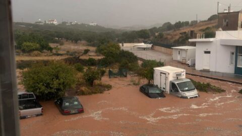 Στο έλεος της κακοκαιρίας η Κρήτη: Ξεχείλισε ποταμός στα Ζωνιανά – Πλημμύρισαν σπίτια, “βούλιαξαν” αυτοκίνητα
