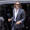 Άρχισε η δίκη του Ράσελ Μπραντ: Ενώπιος πολλαπλών κατηγοριών για βιασμό και σεξουαλική επίθεση ο Βρετανός ηθοποιός